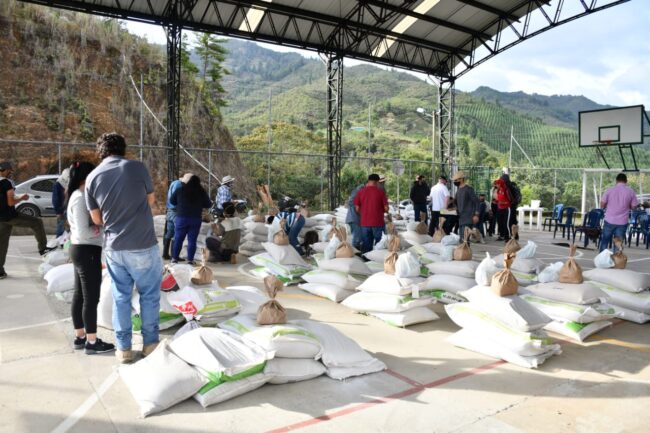 foto-entrega-Insumos-agropecuarios